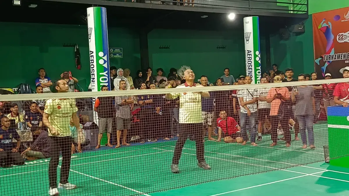 Komeng Meriahkan Turnamen Bulutangkis Istimewa