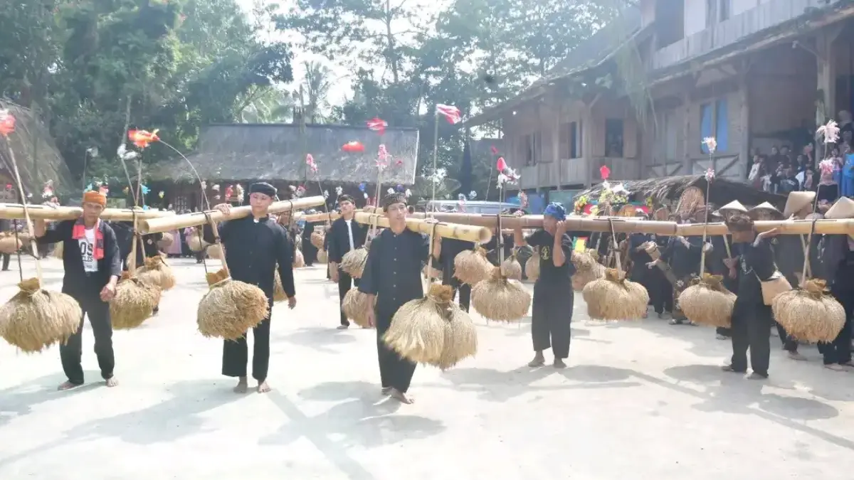 Ribuan Warga Padati Kampung Adat untuk Menyaksikan Seren Taun Istimewa
