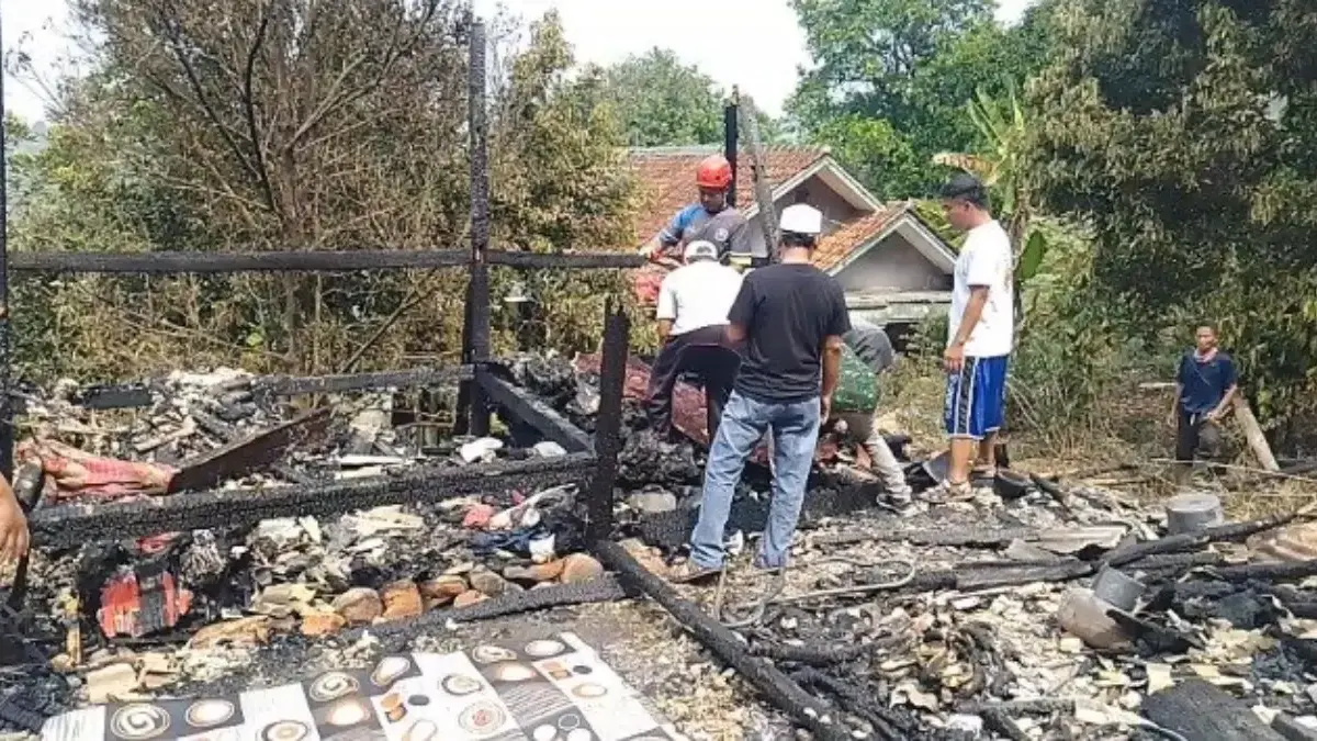 Rumah Panggung di Palabuhanratu Terbakar, Satu Orang Meninggal Dunia Istimewa