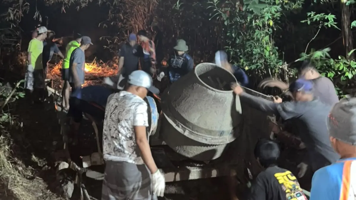 Warga Kampung Cicohag Gotong Royong Perbaiki Jalan Menuju TPU Secara Swadaya Istimewa