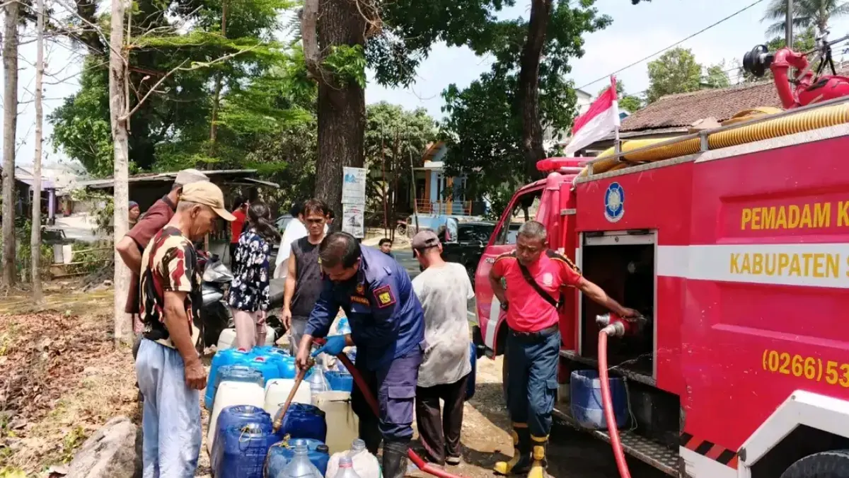 Damkarmat Salurkan 2.500 Liter Air Bersih untuk Warga di Bantargadung Istimewa