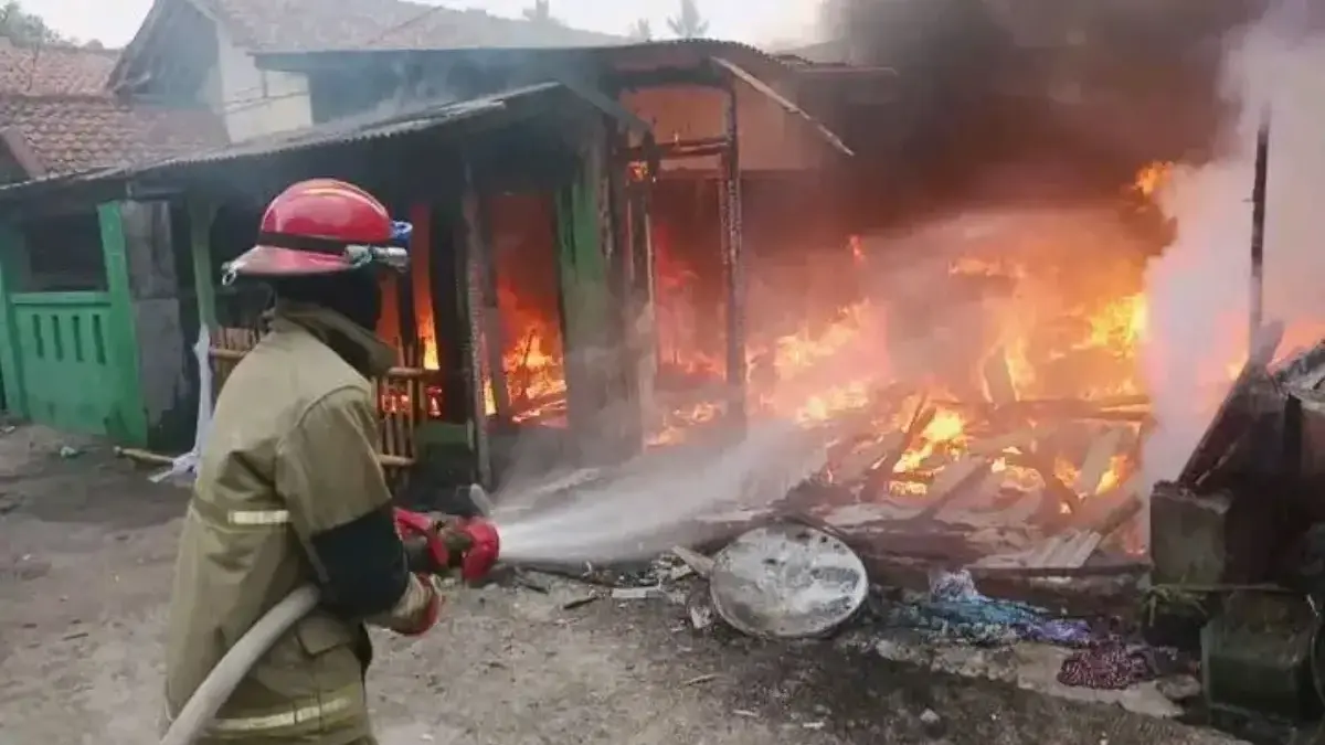 Kebakaran Hanguskan Dua Unit Rumah di Kampung Babakan Anyar Palabuhanratu Istimewa