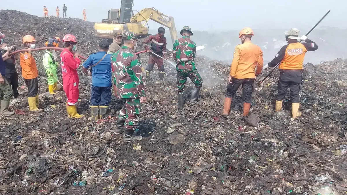 Kebakaran TPA belum Tertangani Optimal, Petugas masih Temukan Bara Api di Bawah Tumpukan Sampah Istimewa