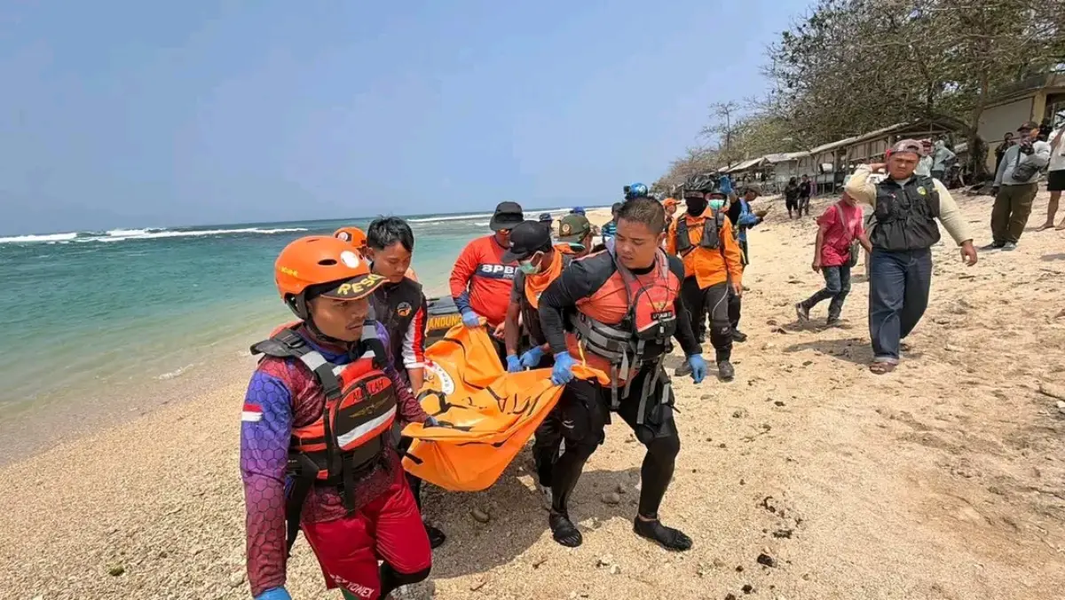 Dua Remaja yang Hilang Terseret Arus Ombak Pantai Cibuaya Ditemukan Istimewa