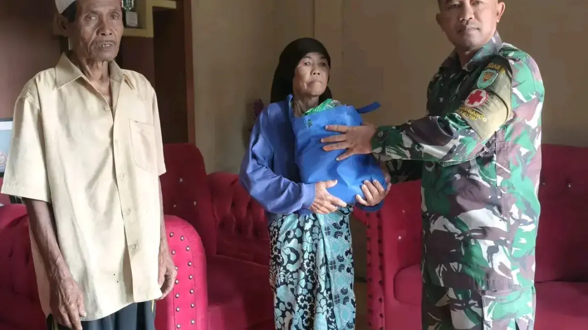 Lansia di Mekarjaya Ciemas Terima Bansos dari Program TMMD ke-130 Istimewa