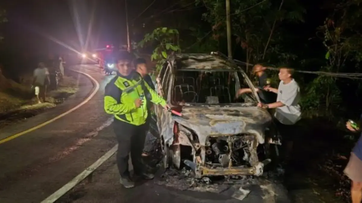 Korsleting Kelistrikan Daihatsu Terios Terbakar di Jalan Palabuhanratu Istimewa