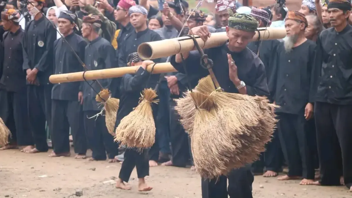 Beragam Tradisi Khas Kasepuhan Gelar Alam Warnai Seren Taun ke-658 Istimewa