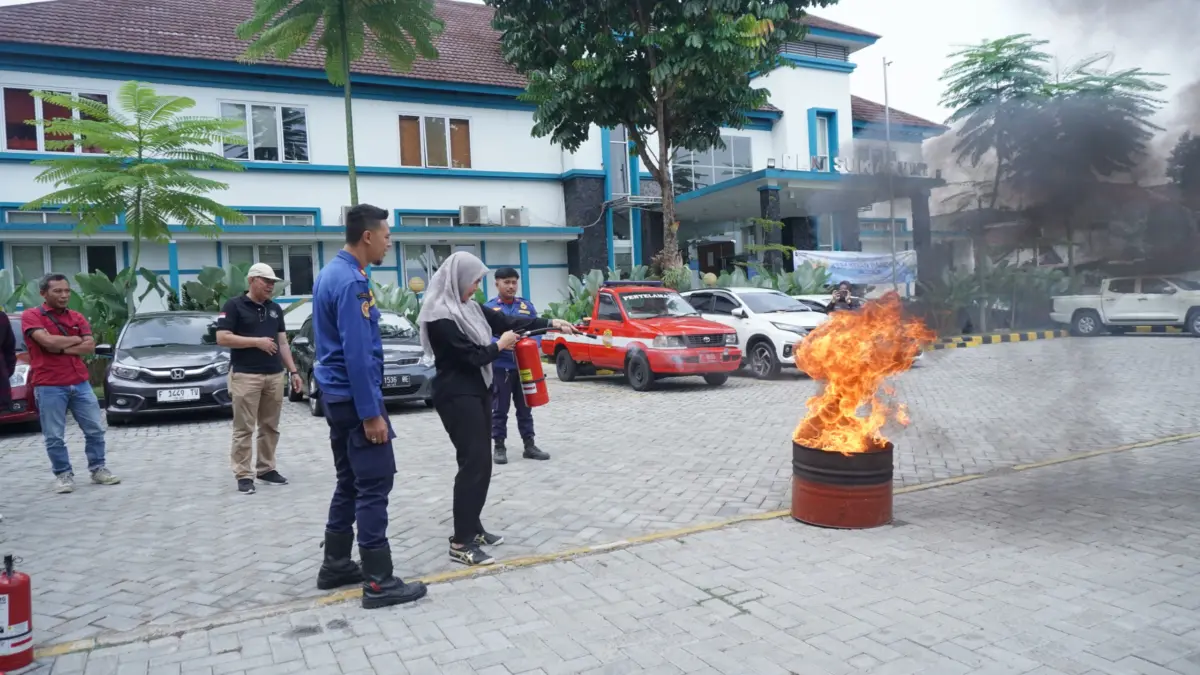 PLN UP3 Sukabumi Bersama BPBD dan Damkar Gelar Simulasi Tanggap Bencana dan Penanganan Kebakaran ist