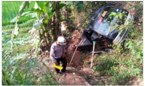 Hendak Ke Kampung Buricak Burinong, Mobil Pengangkut Wisatawan Masuk Jurang, Satu Orang Meninggal di Lokasi Kejadian