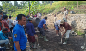 Warga Padaasih Swadaya Perbaiki Jalan Kabupaten