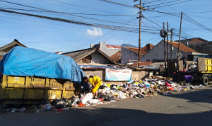 Sampah Pasar Parakanmuncang Bertumpuk. Timbulkan Bau Tak Sedap