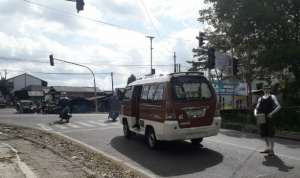 Banyak Jalan Diblokir, Sopir Angkot Kebingungan