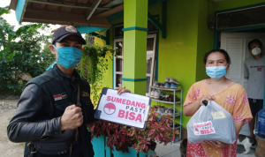 Relawan Sumedang Pasti Bisa, Bantu Warga yang Jalani Isoman