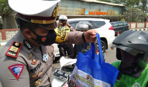 Bantu Warga Terdampak Covid-19 Polres Sumedang Bagikan Sembako