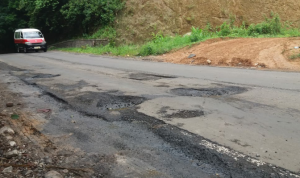 Jalan Berlubang Tambah Resiko Kecelakaan