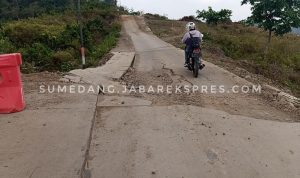 Jalan Penghubung Conggeang - Ujungjaya Rusak Parah Menghambat Perekonomian Warga