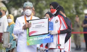 Ridwan Kamil Serahkan Kadeudeuh kepada Atlet Jabar Peraih Medali Olimpiade 2020