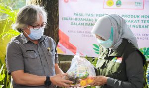 Dinas TPH Jabar Salurkan 400 Paket Buah untuk Pasien COVID-19 Isoman