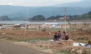 Air Waduk Surut Jadi Moment Nostalgia Warga eks Genangan Jadi Objek Latar Belakang Foto