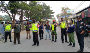 PATROLI: Petugas berjaga dalam pengoptimalan Pemberlakuan Pembatasan Kegiatan Masyarakat (PPKM) Darurat dan Level 4 dilakukan pasar Minggu tutup sementara. FOTO: ISTIMEWA