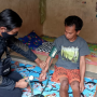 Tim Medis Kunjungi Rumah Rismana Korban Longsor