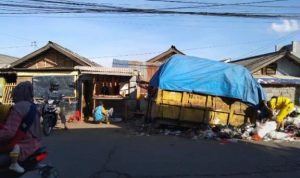 Petugas Pasar Parakanmuncang Tegur Pembuang Sampah