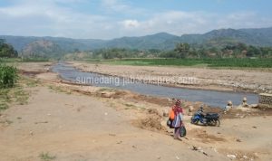 Surut, Sungai Cimanuk Beserta Jembatannya Muncul