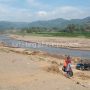 Surut, Sungai Cimanuk Beserta Jembatannya Muncul