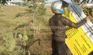 Papan Proyek Diturunkan Warga