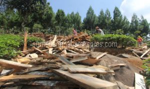 Hadapi Musim Hujan, Warga Stok Kayu Bakar