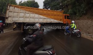 Truk Melintangi Badan Jalan, Kemacetan Panjang Terjadi