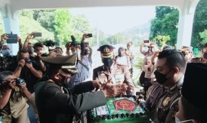 Kapolres Kirim Kue HUT untuk TNI