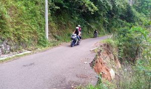 Jalan Menuju Lokasi Wisata Rawan Longsor