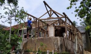 Nyaris Ambruk, Rumah Nena Luput Dari Bantuan Pemerintah