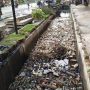 Sampah Tutupi Solokan Serma Muchtar