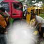 Sebuah mini bus tampak mengalami kecelakaan di Jalan Raya Tanjungsari, tepatnya di depan SMK Yadika, Desa Gudang, Kecamatan Tanjungsari yang menyebabkan dua korban meninggal dunia. (Foto: ISTIMEWA)