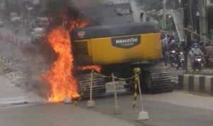 Hendak Hancurkan Aspal, Excavator Malah Terbakar