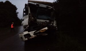 Rem Blong, Dua Truk Pengangkut Batu Terjungkir