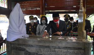 Peringatan Hari Pahlawan ke-76 Tingkat Kabupaten Sumedang, Bupati Ziarah ke Komplek Makam Gunung Puyuh dan Wabup ke Taman Makam Pahlawan Cimayor Peringatan Hari Pahlawan ke-76 Tingkat Kabupaten Sumedang, Bupati Ziarah ke Komplek Makam Gunung Puyuh dan Wabup ke Taman Makam Pahlawan Cimayor