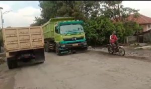 Warga Keluhkan Parkir Truk Semrawut