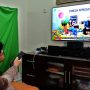 Seorang remaja menyaksikan siaran televisi didampingi orang tua. Siaran TV Digital hadir membawa beragam fitur diantaranya Parental Lock. (Foto: Ilustrasi)