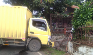 Ngantuk, Sebuah Truk Tubruk Rumah