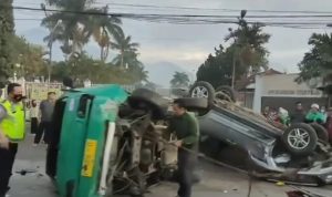 CR-V Seruduk Angkot, Dua Korban Luka Dibawa ke Klinik