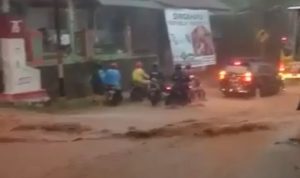 Cuaca Ekstrim, Jalan Pasir Ingkik Banjir Seperti Sungai