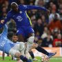 Pemain sepak bola Chelsea Romelu Lukaku dilanggar oleh pemain sepak bola Malmo FF Lasse Nielsen yang mengakibatkan Chelsea mendapatkan penalti saat pertandingan antara Chelsea melawan Malmo FF dalam Liga Champions di Stamford Bridge, London, Britain, Rabu (20/10/2021). ANTARA FOTO/REUTERS/David Klein/aww/cfo