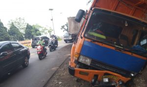 Truk Batu Bara Tiga Hari Nyungseb di Parit