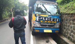 Truk Pengangkut Kaos Kaki Terperosok Parit Cadas Pangeran