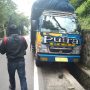 Truk Pengangkut Kaos Kaki Terperosok Parit Cadas Pangeran