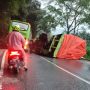 Truk Melebihi Muatan Terguling Sekitaran Cadas Pangeran, Hampir Kena Mobil Avanza