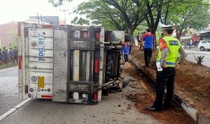 Hino 300 Box Terguling di Bypass Cicalengka